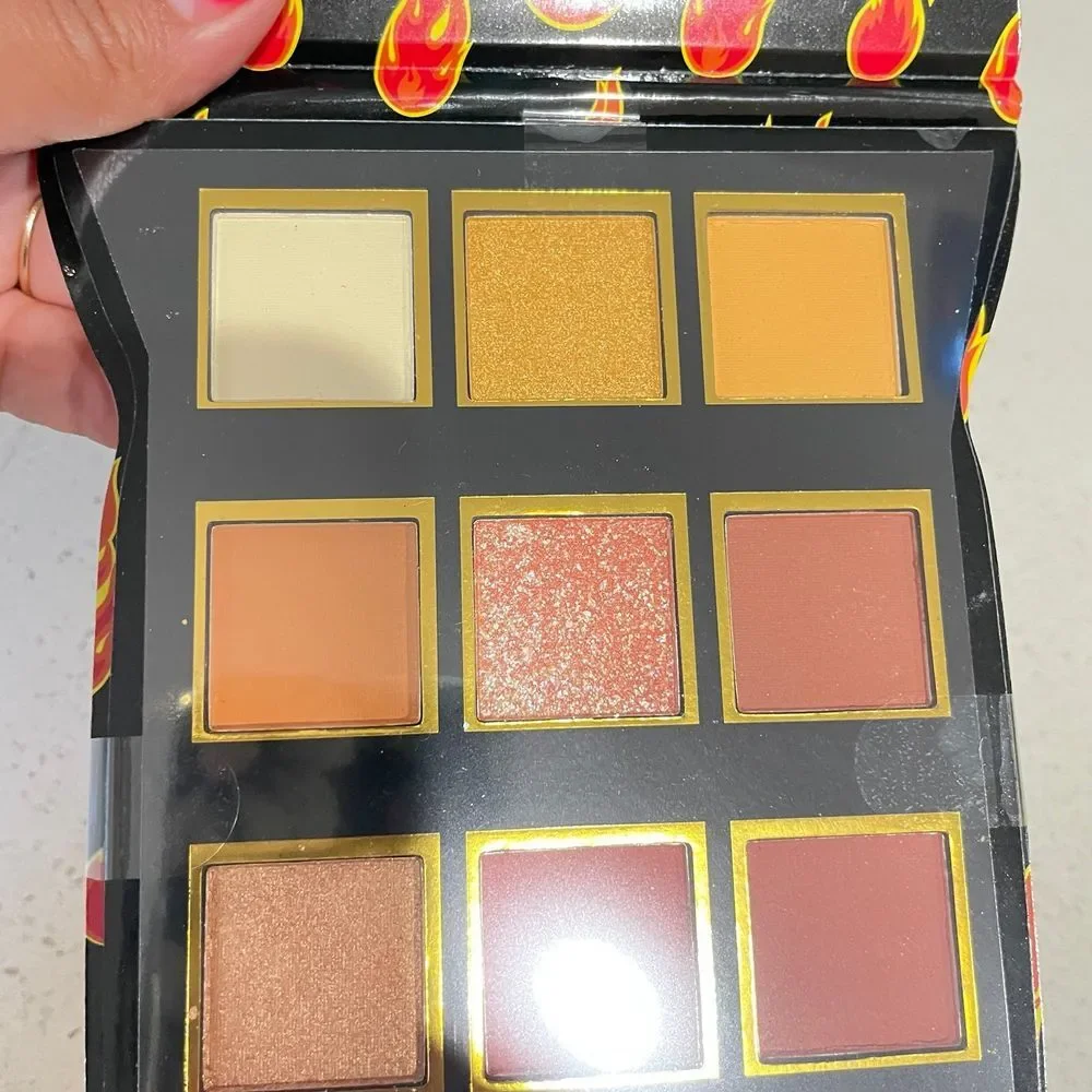 Cheetos‎ Flamin Hot Crunchy Eyeshadow Palette 12 Shades Chester Cheetah Mirror